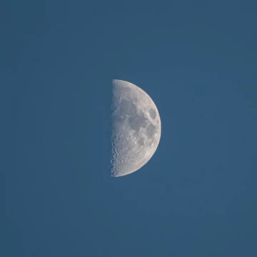 Голубое лунное небо. Фото Free for commercial use, No attribution required. Бесплатное стоковое фото для свободного скачивания