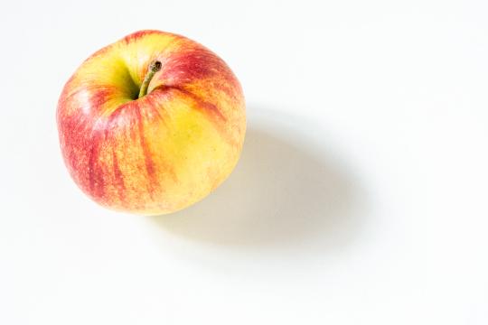 Композиция с фруктами: яблоки, выделенные на белом фоне. Фото Free for commercial use, No attribution required. Бесплатное стоковое фото для свободного скачивания