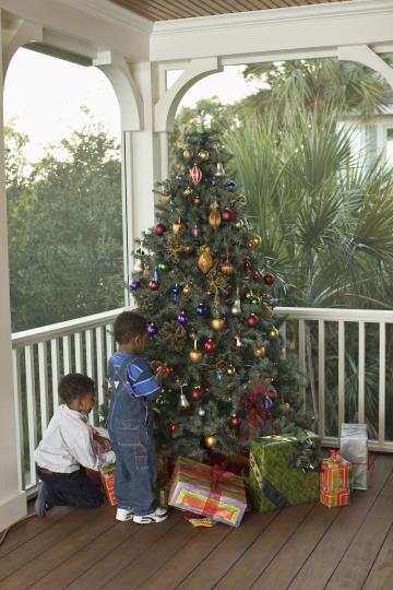Мальчики вокруг рождественской елки разглядывают подарки. Фото Free for commercial use, No attribution required. Бесплатное стоковое фото для свободного скачивания
