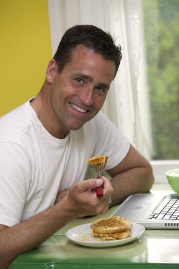 Мужчина ест вафли. Фото Free for commercial use, No attribution required. Бесплатное стоковое фото для свободного скачивания