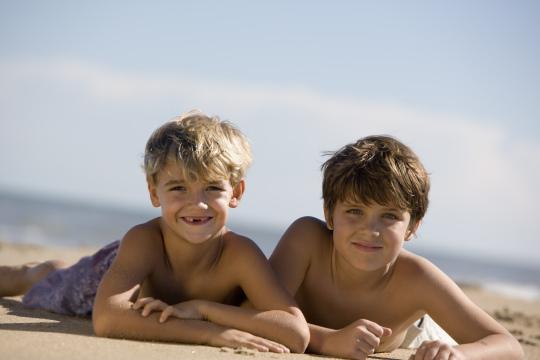 Два мальчика на песке. Фото Свободно для коммерческого использования, Атрибуция не требуется. Бесплатное стоковое фото для свободного скачивания