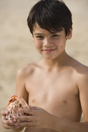 Мальчик с морской раковиной. Фото Свободно для коммерческого использования, Атрибуция не требуется. Бесплатное стоковое фото для свободного скачивания