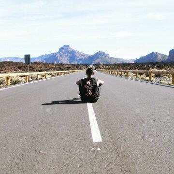 Человек сидит на пустой дороге. Фото Free for commercial use, No attribution required. Бесплатное стоковое фото для свободного скачивания