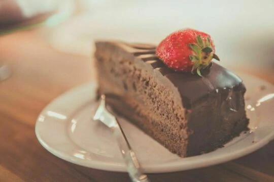 Шоколадный торт с клубникой и фруктами. Фото Free for commercial use, No attribution required. Бесплатное стоковое фото для свободного скачивания