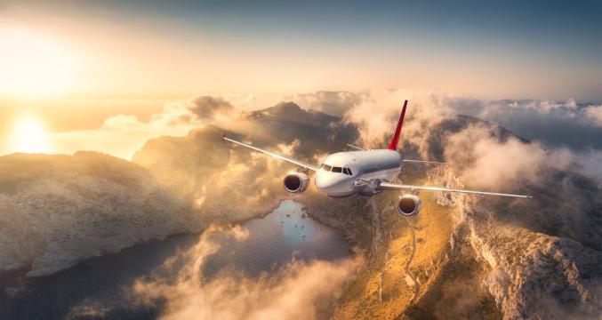 Самолет, летящий над горами и низкими облаками. Фото Free for commercial use, No attribution required. Бесплатное стоковое фото для свободного скачивания