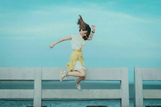 Счастливая женщина прыгает. Фото Free for commercial use, No attribution required. Бесплатное стоковое фото для свободного скачивания