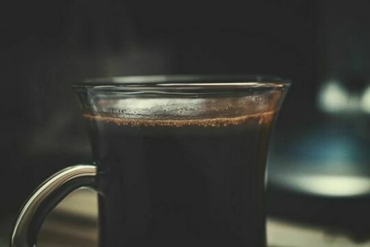 Черный кофейный напиток. Фото Свободно для коммерческого использования, Атрибуция не требуется. Бесплатное стоковое фото для свободного скачивания