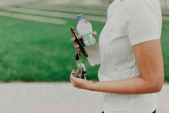 Женщина, держащая бутылку воды. Фото Free for commercial use, No attribution required. Бесплатное стоковое фото для свободного скачивания