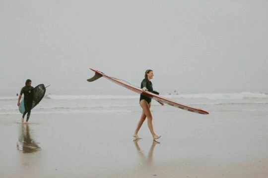 Женский пляжный серфинг. Фото Free for commercial use, No attribution required. Бесплатное стоковое фото для свободного скачивания
