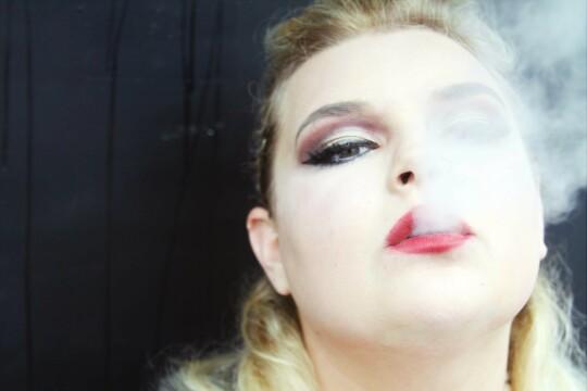 Женщина курит. Фото Free for commercial use, No attribution required. Бесплатное стоковое фото для свободного скачивания