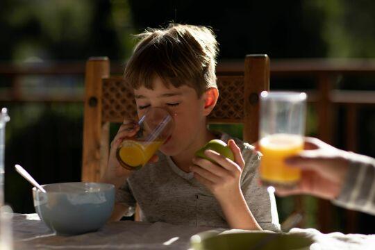 мальчик пьет сок во время завтрака. Фото Free for commercial use, No attribution required. Бесплатное стоковое фото для свободного скачивания