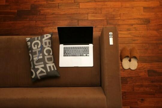Подушка для дивана MacBook Pro. Фото Свободно для коммерческого использования, Атрибуция не требуется. Бесплатное стоковое фото для свободного скачивания