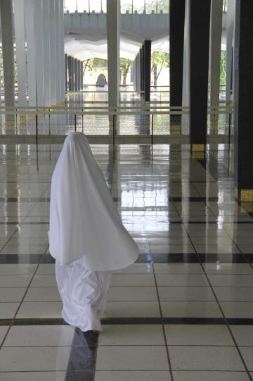 Девушка в мечети. Фото Свободно для коммерческого использования, Атрибуция не требуется. Бесплатное стоковое фото для свободного скачивания