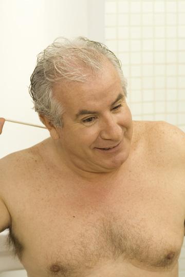 Улыбающийся пожилой мужчина с обнаженной грудью. Фото Свободно для коммерческого использования, Атрибуция не требуется. Бесплатное стоковое фото для свободного скачивания