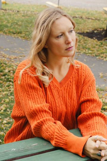 Женщина в оранжевом свитере. Фото Свободно для коммерческого использования, Атрибуция не требуется. Бесплатное стоковое фото для свободного скачивания