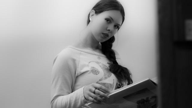Девушка читает. Фото Свободно для коммерческого использования, Атрибуция не требуется. Бесплатное стоковое фото для свободного скачивания