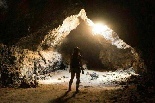 Женщина исследует пещеру. Фото Free for commercial use, No attribution required. Бесплатное стоковое фото для свободного скачивания