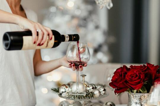 Женщина наливает красное вино в бокал. Фото Free for commercial use, No attribution required. Бесплатное стоковое фото для свободного скачивания