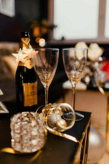 Празднование Нового года с шампанским. Фото Free for commercial use, No attribution required. Бесплатное стоковое фото для свободного скачивания