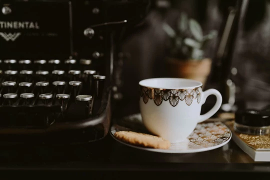 Пишу на пишущей машинке с кофе и печеньем. Фото Free for commercial use, No attribution required. Бесплатное стоковое фото для свободного скачивания
