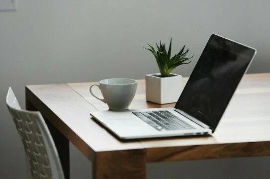 Кофе и ноутбук. MacBook. Фото Free for commercial use, No attribution required. Бесплатное стоковое фото для свободного скачивания