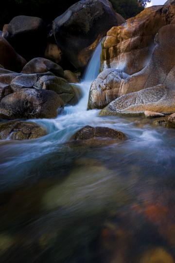 Пейзажный водопад. Фото Свободно для коммерческого использования, Атрибуция не требуется. Бесплатное стоковое фото для свободного скачивания
