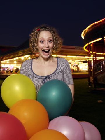 Женщина с воздушными шарами на ярмарке. Фото Free for commercial use, No attribution required. Бесплатное стоковое фото для свободного скачивания