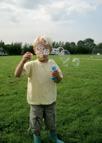 Пускание пузырей. Фото Свободно для коммерческого использования, Атрибуция не требуется. Бесплатное стоковое фото для свободного скачивания