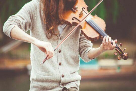 Женщина, играющая на скрипке. Фото Free for commercial use, No attribution required. Бесплатное стоковое фото для свободного скачивания