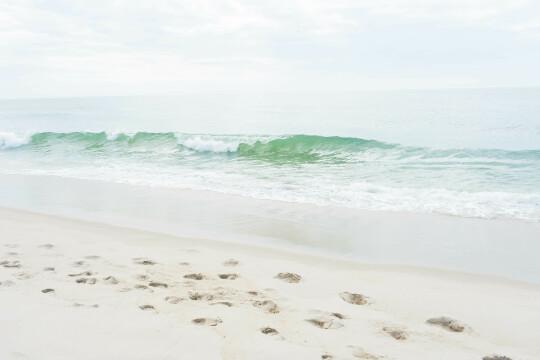 Пляж и волны. Фото Free for commercial use, No attribution required. Бесплатное стоковое фото для свободного скачивания