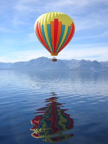 Воздушный шар с отражением в озере. Фото Free for commercial use, No attribution required. Бесплатное стоковое фото для свободного скачивания