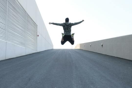 Человек прыгающий. Фото Свободно для коммерческого использования, Атрибуция не требуется. Бесплатное стоковое фото для свободного скачивания