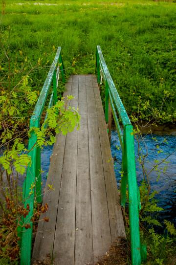 Деревянный мост через реку.. Фото Free for commercial use, No attribution required. Бесплатное стоковое фото для свободного скачивания